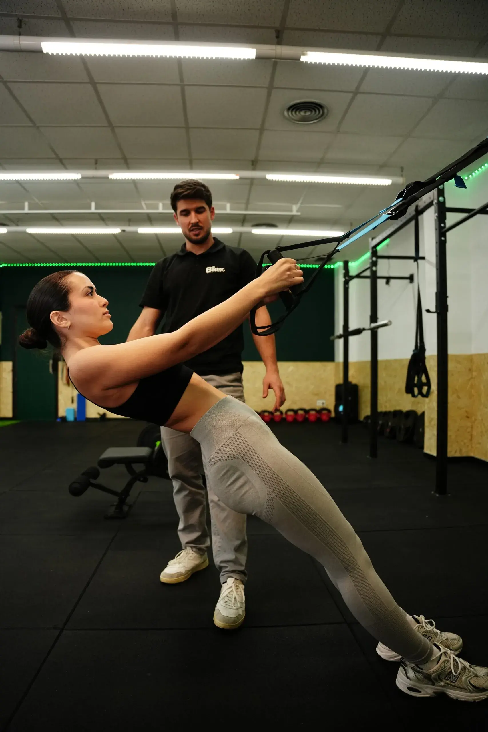 DSC09506-scaled Entrenador explicando un ejercicio mientras la alumna lo realiza